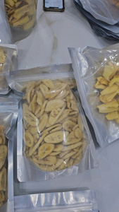 Chips de Plátano Secos Dulces y Crujientes de Vietnam, Hechos con Plátanos Maduros Frescos con Sabor Natural, Exportación de Alta Calidad, Bolsa de 100G - Product Image 4