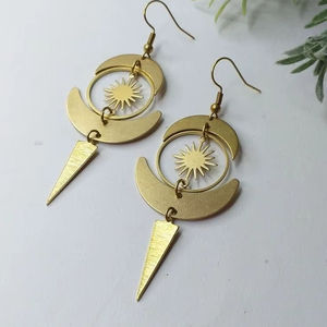 Boucles d'oreilles fines de style tendance, fabriquées en Inde, en laiton coulé avec diamants ronds taille brillant, bijoux en laiton. - Product Image 1