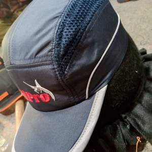 C'est une casquette de baseball en cuir véritable noir avec une attache réglable. - Product Image 4