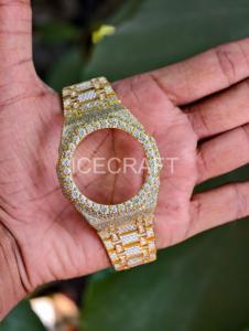 Caja de reloj dorada completamente adornada con diamantes y conjunto de correa de eslabones integrada - Product Image 1