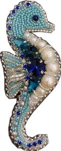 Broche brodée de créateur, inspirée de la nature, avec de détails fins, broche unique faite à la main avec des perles et des breloques - Product Image 3