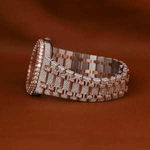 Reloj de Lujo Personalizado de Dos Tonos, Blanco y Rosa, con Incrustaciones de Diamantes Moissanite en Forma de Triángulo, Estilo Hip Hop, con Números Arábigos, Correa de 20 mm para Hombre - Product Image 3