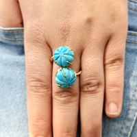 Bague ajustable tendance en laiton plaqué or 18 carats avec pierre turquoise bleue, double pierre sculptée à la main et bande torsadée ouverte