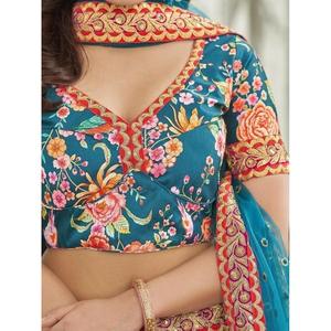 Lehenga choli ชุดแต่งงานทำจากผ้าไหมพิมพ์ลายดอกไม้สีน้ำเงินอมเขียว - Product Image 2