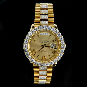 Montre personnalisée de luxe classique et tendance avec demi-diamants en moissanite, bracelet en acier inoxydable, mouvement à quartz, date automatique, légère - Product Image 1