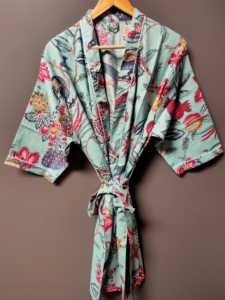 Bata tipo kimono de algodón con estampado floral verde menta – Estilo bohemio, larga, abierta por delante, con lazo en la cintura - Product Image 1