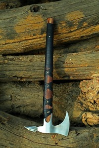 Hacha Tomahawk Premium Hecha a Mano para Acampar, con Mango Envuelto en Cuero y Madera, y Cabeza de Acero, para Uso en Campamentos - Product Image 2