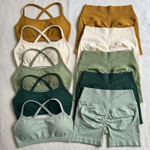 Conjunto de yoga de 2 piezas de spandex a la moda, top corto de manga corta y pantalones cortos, ropa deportiva ajustada para mujer, para correr, fitness, entrenamiento y yoga. - Product Image 3