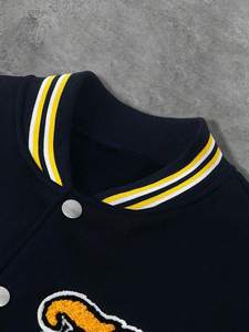 Chaqueta universitaria de béisbol unisex con mangas en contraste, azul marino en el cuerpo y beige en las mangas, estilo streetwear, varsity, de invierno, con capucha, acolchada, cálida. - Product Image 5
