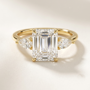Anillo de tres piedras con diamante de corte esmeralda de 3 quilates en oro amarillo con piedras laterales en forma de pera, joyería clásica de compromiso para mujer, diseño personalizado. - Product Image 1