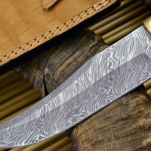 Cuchillo de caza y camping ligero y duradero de acero de Damasco hecho a mano con mango de hoja de acero y guardacuchillo de latón - Product Image 2