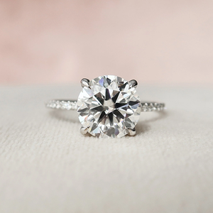แหวนหมั้นเพชรทรงกลมเจียระไนแบบบริลเลียนท์ ประดับเพชรด้านข้าง ทอง 14K สไตล์คลาสสิก รับรองโดย IGI - Product Image 1