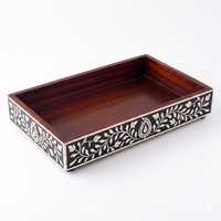 Plateau de service décoratif en bois avec bordure incrustée à carreaux noirs et blancs, collection de décoration et de cadeaux haut de gamme faits à la main