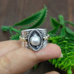 Bague en perle d'eau douce naturelle, argent sterling 925 avec bande en laiton, bijou en perle de style statement, design martelé, cadeau de Noël - Product Image 2