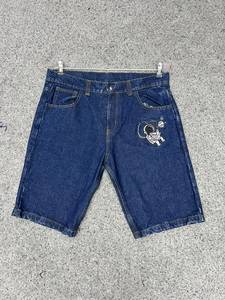 Shorts en jean délavé pour hommes Rhino Fitness, taille haute, vintage, écoresponsables, avec fermeture éclair et impression de logo personnalisé – Vente en gros à prix raisonnable - Product Image 4
