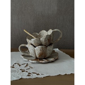 Tasse en céramique faite à la main de qualité assurée, forme de fleur, style Wabi-Sabi, finition mate, pour le thé de l'après-midi - Product Image 4