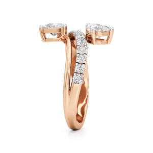 Bague de fiançailles en or rose avec diamants taille brillant ronde et pierres en forme de poire, sertissage à griffes, style romantique pour femme - Product Image 3