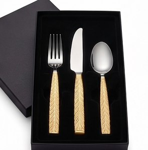 Ensemble de couverts élégants avec poignées dorées et couverts en métal poli miroir, compatibles lave-vaisselle, pour événements de mariage - Product Image 6