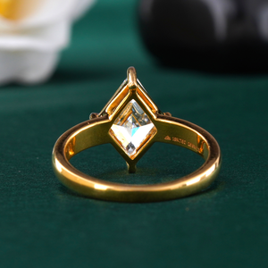 Bague solitaire en diamant de laboratoire taille cerf-volant de 2,06 carats en or jaune 18 carats avec clarté VS1, bijou de fiançailles moderne - Product Image 4