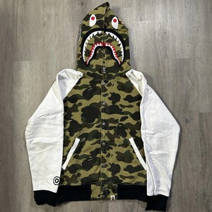 Sudadera con Capucha Unisex con Cierre, Mangas Raglán Blancas, Diseño con Apliques de Tiburón, 100% Algodón, Corte Holgado, Ropa Urbana, Ropa de Invierno - Product Image 1