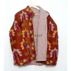 Chaqueta acolchada roja de estilo étnico para mujer con bordado floral a mano, cuello mandarín, logotipo personalizado, chaqueta gruesa de invierno. - Product Image 6