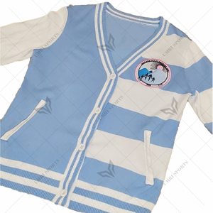 Cardigan en tricot à manches longues pour femme, bleu clair rayé, col en V, avec boutons et patch logo, style universitaire. - Product Image 5