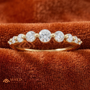 Bague de luxe en or 18 carats avec diamants gradués |   Bague de mariage en diamant rond brillant cultivé en laboratoire |   Bague minimaliste en diamant pour anniversaire - Product Image 1