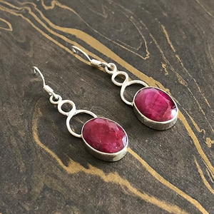Boucles d'oreilles pendantes en argent sterling 925 pour femme, avec rubis ovales cabochon |   Fournisseur en gros de bijoux faits à la main - Product Image 2