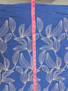 Tissu en denim tissé bio et écologique bleu roi et crème avec broderie de feuilles botaniques pour vêtements et décoration intérieure (vente en gros) - Product Image 2