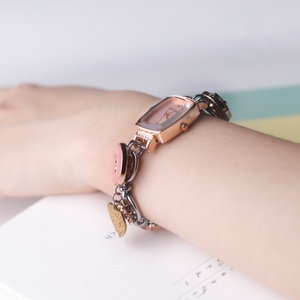 Montre-bracelet à quartz unique rétro personnalisée pour femmes, or rose, émail floral, cristal, chaîne réglable, cadran analogique, bijoux élégants - Product Image 1