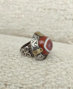 Anillo Tribal Afgano Tradicional Cuadrado con Pátina Plateada Intensa, Grabados Florales Intrincados y Colgante en Miniatura - Product Image 3