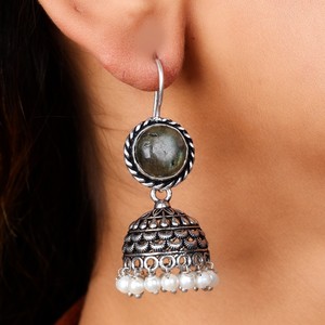 Pendientes Jhumka de Labradorita al por Mayor |   Pendientes de Plata Oxidada con Perlas |   Fabricante de Joyería Étnica India Hecha a Mano - Product Image 5