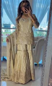 Ensemble élégant de kurta et sharara brodés avec dupatta |   Vêtements ethniques pour femmes avec des paillettes et des broderies Zari |   Fête de mariage festive - Product Image 3