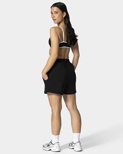 Shorts décontractés pour femmes, personnalisés OEM, en coton molletonné respirant de haute qualité, couleur noire unie avec détails contrastants, style streetwear et gym. - Product Image 6
