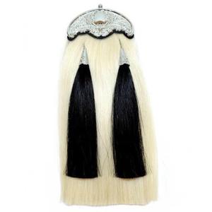 Sporran écossais en crin de cheval, traditionnellement porté avec une tenue traditionnelle des Highlands. - Product Image 3