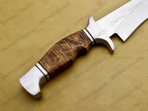 Herramienta de corte multiusos de acero hecha a mano OEM para exteriores con mango de madera natural apilada, protector de acero pulido y detalles decorativos de acero. - Product Image 3