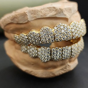 Parrillas Dentales de Diamantes Iced Out Más Vendidas para Dientes Superiores e Inferiores, Joyería Personalizada para Raperos y Amantes de la Moda, Disponibles para la Venta - Product Image 1