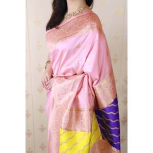 ผ้าไหมนุ่มสีชมพูอ่อนแบบบาแนรัส พร้อมผ้าคลุมไหลหลากสีทอแบบซารี  ชุดอินเดียและปากีสถาน - Product Image 4