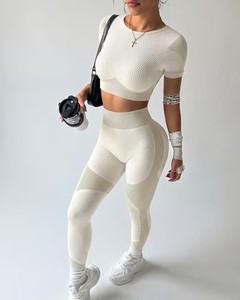 Ensemble de sport deux pièces sans coutures : Crop top à col rond et bretelles larges, et Legging de compression pour la course à effet push-up fessier - Product Image 1
