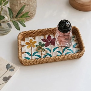 Ensemble de plateaux de service pour en-cas en rotin et nacre, faits à la main, avec incrustations de coquillages naturels, pour une dégustation luxueuse à la maison - Product Image 1