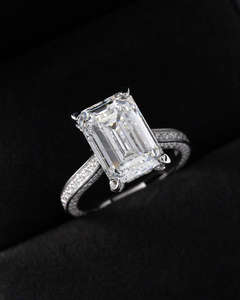 Anillo de Diamantes de Corte Esmeralda de Lujo con Piedras Laterales en Oro Blanco, Elegante Joya para Compromiso, Boda, Aniversario y Fiestas para Mujer - Product Image 1