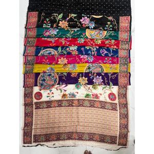 Sari en soie imprimé élégant avec motifs traditionnels jaunes, roses et blancs pour femmes, tenue de mariage style Inde Pakistan - Product Image 5