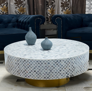 Mesa de centro redonda clásica de color azul marino con incrustaciones de hueso, con motivos florales y base de metal dorado, disponible a precios de mayorista. - Product Image 6