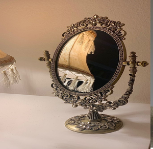 Miroir de courtoisie doré scintillant avec décorations en volutes complexes, disponible à prix de gros pour une touche glamour. - Product Image 3