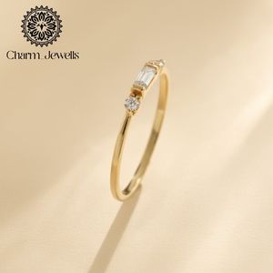 Bague de fiançailles classique pour femme en argent plaqué or 18 carats avec moissanite taille coussin et sertissage à griffes - Product Image 1