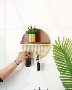 Porte-clés mural en bois, organiseur et décorations, porte-clés mural en bois naturel avec crochets et étagère - Product Image 1