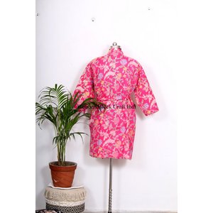 Robe kimono élégante bohème, cadeau original, en soie Kantha et coton, courte, patchwork, réversible, unisexe, faite à la main, décontractée. - Product Image 4