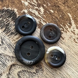 Bouton de corne de buffle de conception de luxe de haute qualité hommes et femmes chemises et t-shirts utilisent le bouton de corne personnalisé de vente de trou d'usine - Product Image 4