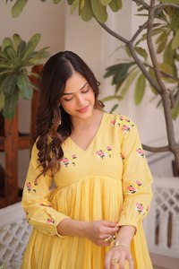 OFERTA DE VERANO: Conjunto de Dos Piezas de Salwar Kameez Premium Listo para Usar con Bordado, Cuello en V, para Fiestas Tradicionales, de Secado Rápido - Product Image 2