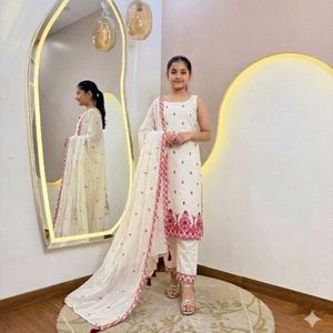 Ensemble Salwar Kameez en coton pur brodé blanc, entièrement cousu, sans manches, vêtements ethniques pour enfants, fabriqué par Royal Export - Product Image 1